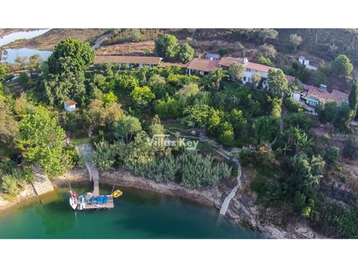 Ferme exotique, entouré par l'eau et la nature, avec quai en bateau à la porte. Santa Clara/Alentejo