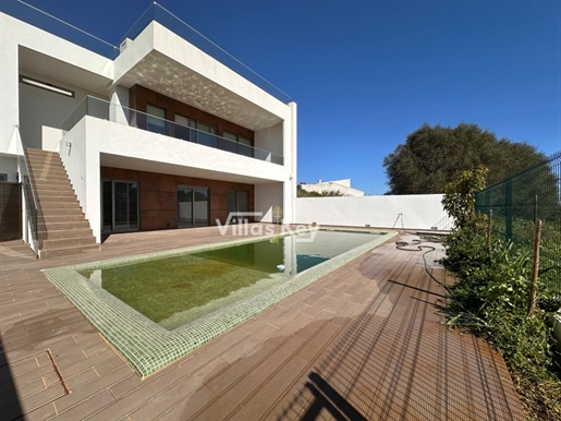 Villa with 3 bedrooms, games room, garage, swimming pool, garden and Algarve sea views.