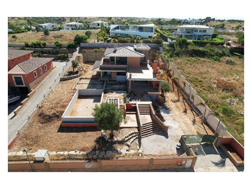 Chalet con parcela de 1681 m², con piscina y vistas al mar, Lagos/Algarve/Portugal.