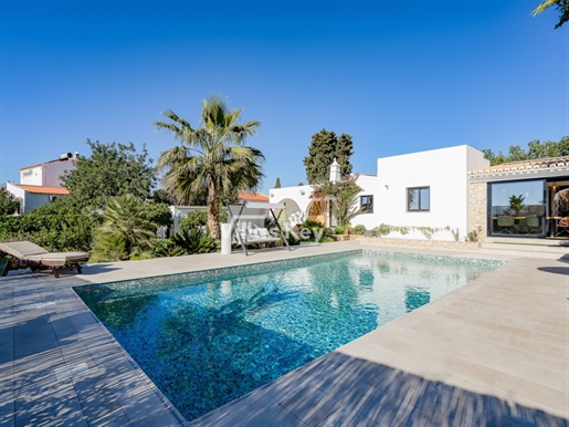Refurbished house with 4 bedrooms and pool near the beach and the center