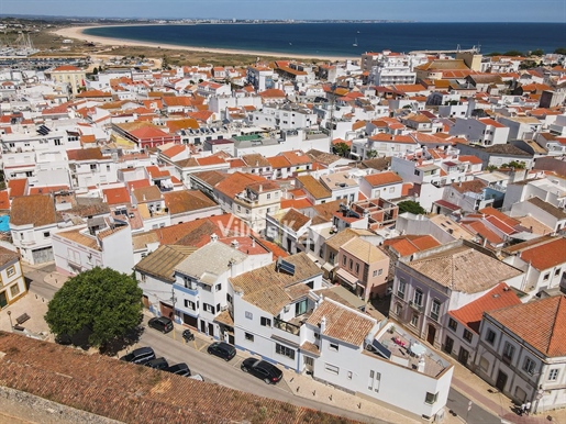 Renovated typical Portuguese house with garage in the historic centre of Lagos.