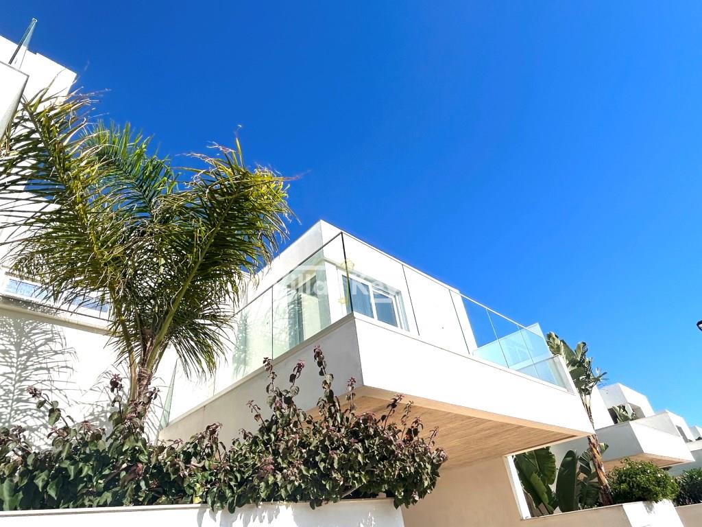 Maison moderne à Sagres, en bord de mer