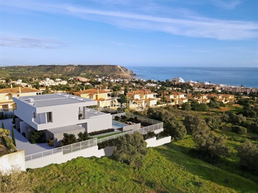 Casa con acabados de calidad, vista al mar y piscina Praia da Luz/Lagos/Portugal.