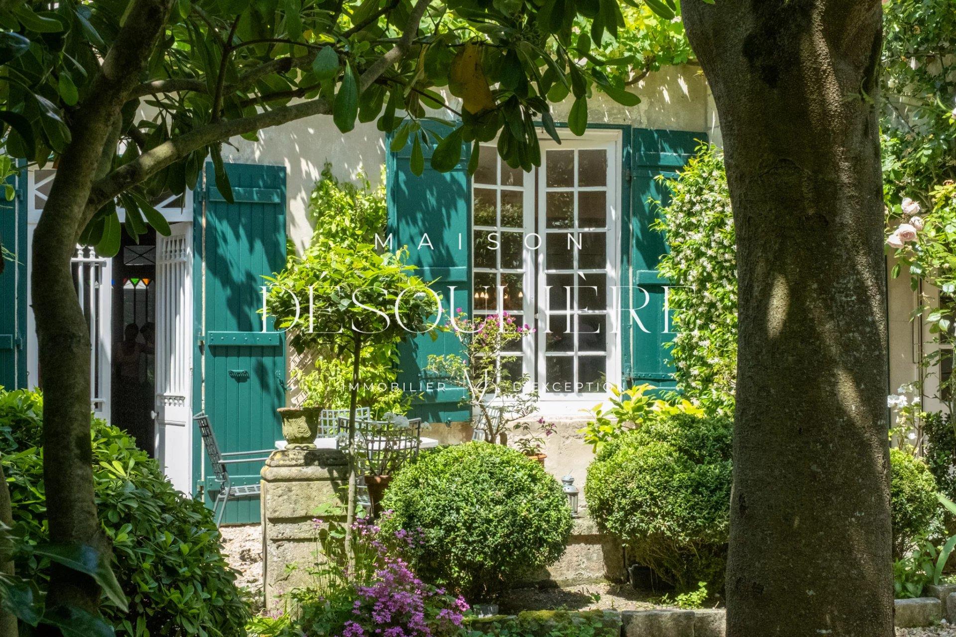 Vente confidentielle - Bourgeois house in the heart of La Rochelle