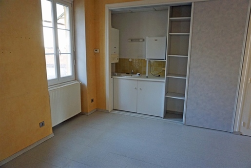 F2 apartment between station and downtown Paray