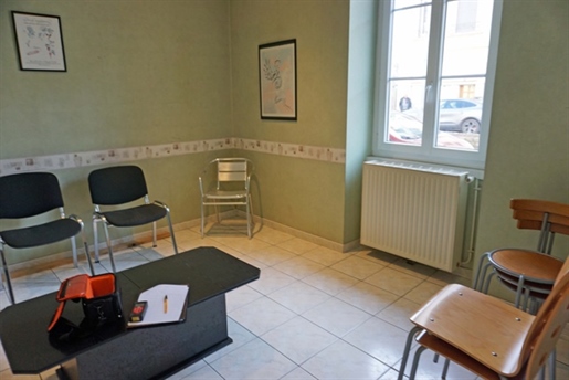 F2 apartment between station and downtown Paray