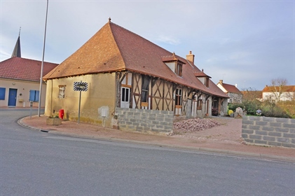 Allier, 20 minutes from Digoin, Half-timbered house under renovation