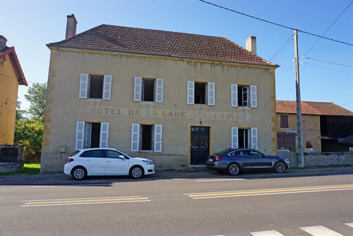 House with outbuildings, in Brionnais, 20 minutes from Paray le Monial