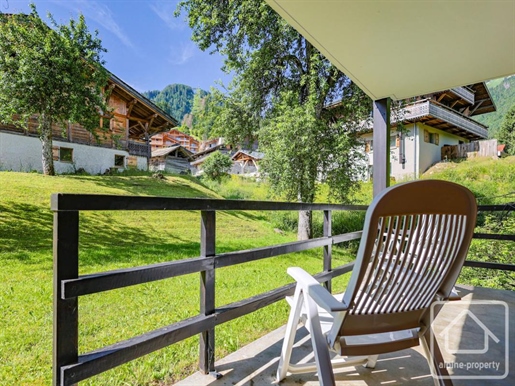 A spacious duplex apartment with 2 bedrooms, sunny terrace and large cave, right on the slopes.