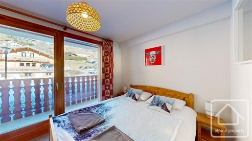 A modern and spacious three bedroom apartment close to the ski lifts.