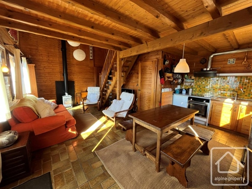 2 bedroom chalet with mezzanine, in a quiet spot, with views of the Aravis mountains opposite.