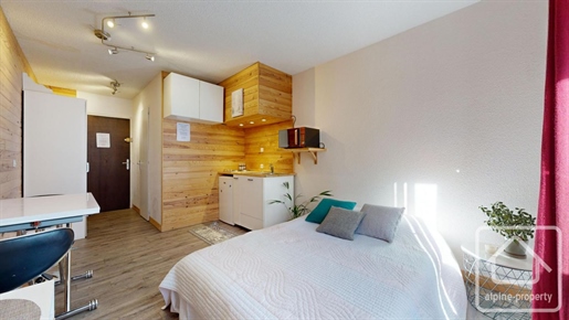 Slunný studiový byt s velkým balkonem v Chamonix South, prodávaný s uzamykatelnou skříňkou na lyže 