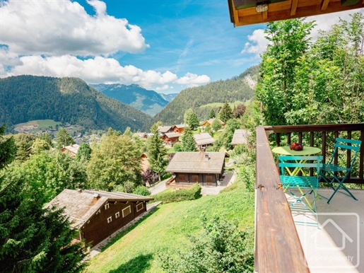 Newly renovated 4 bed/3 bath duplex apartment only 200m from the pistes with gorgeous views.
