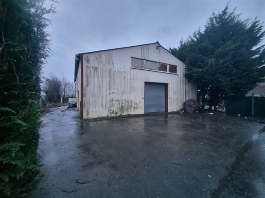 Ref 3741 - Warehouse with high ceilings - accommodation included