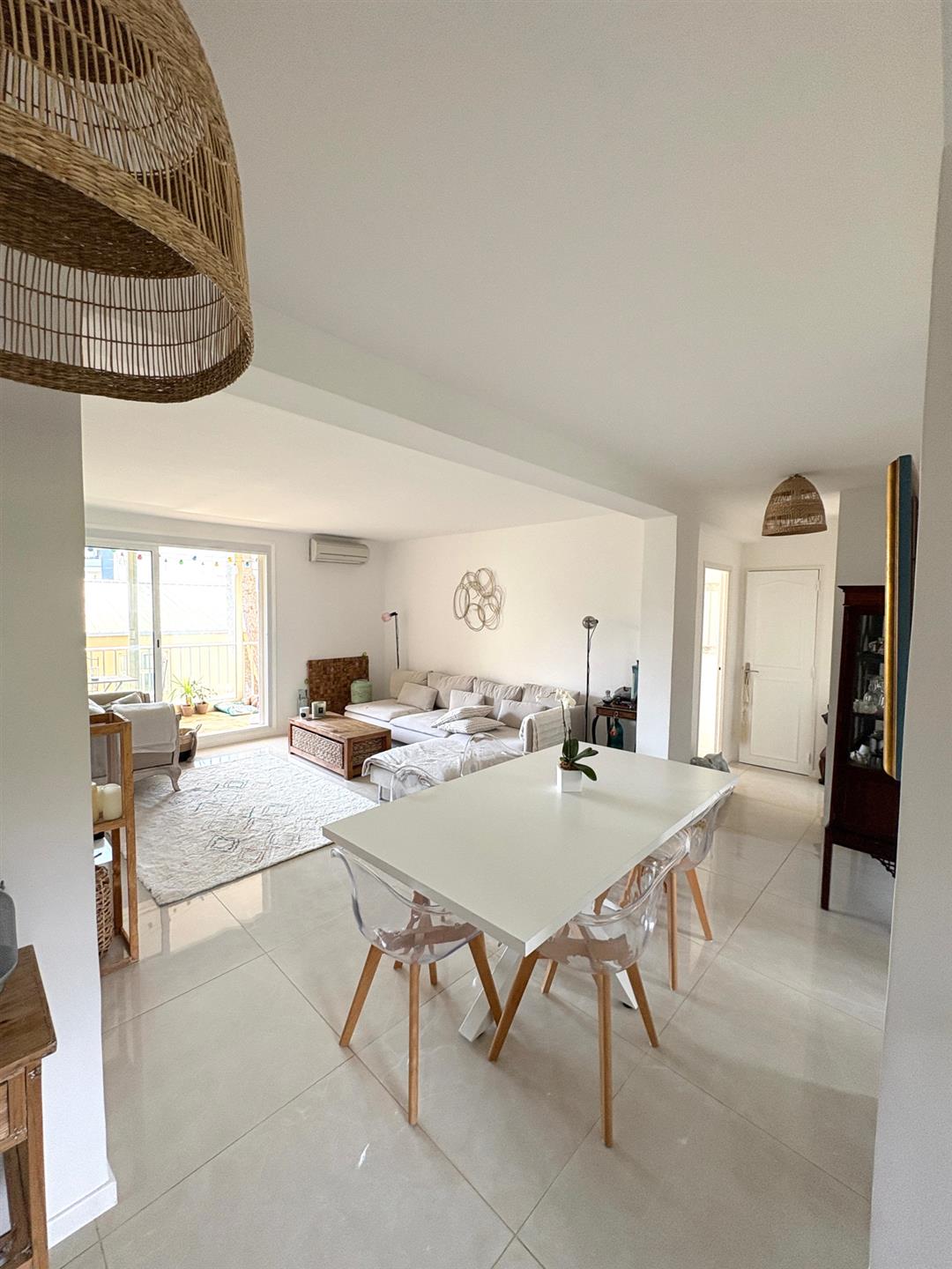 Sale beautiful renovated 3-room apartment in the city center on foot