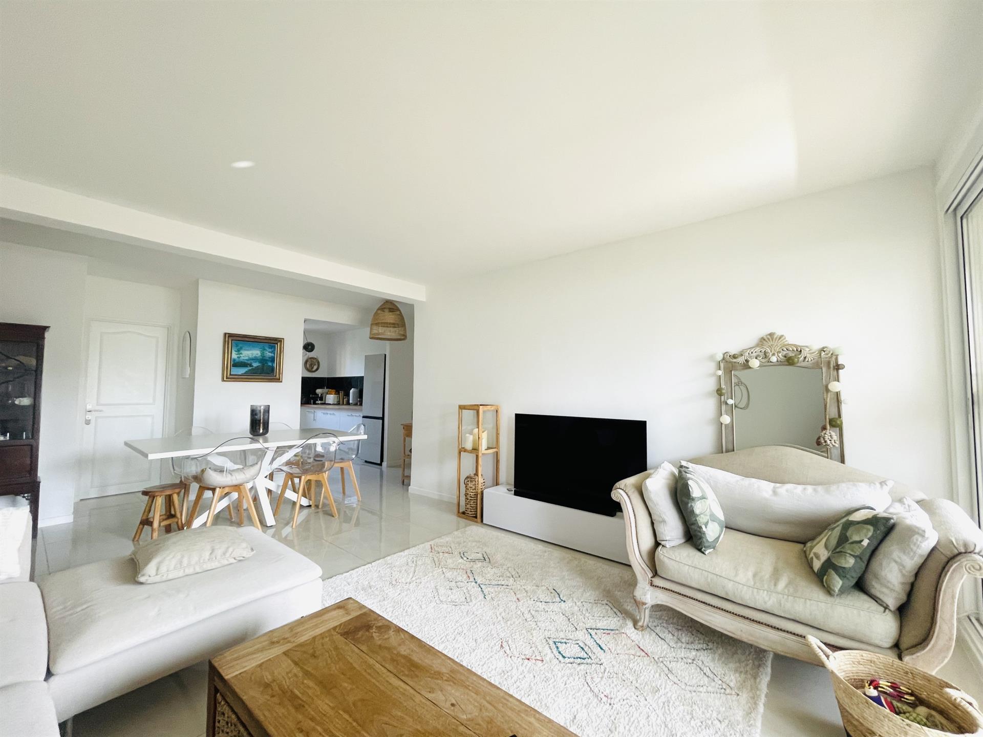 Sale beautiful renovated 3-room apartment in the city center on foot
