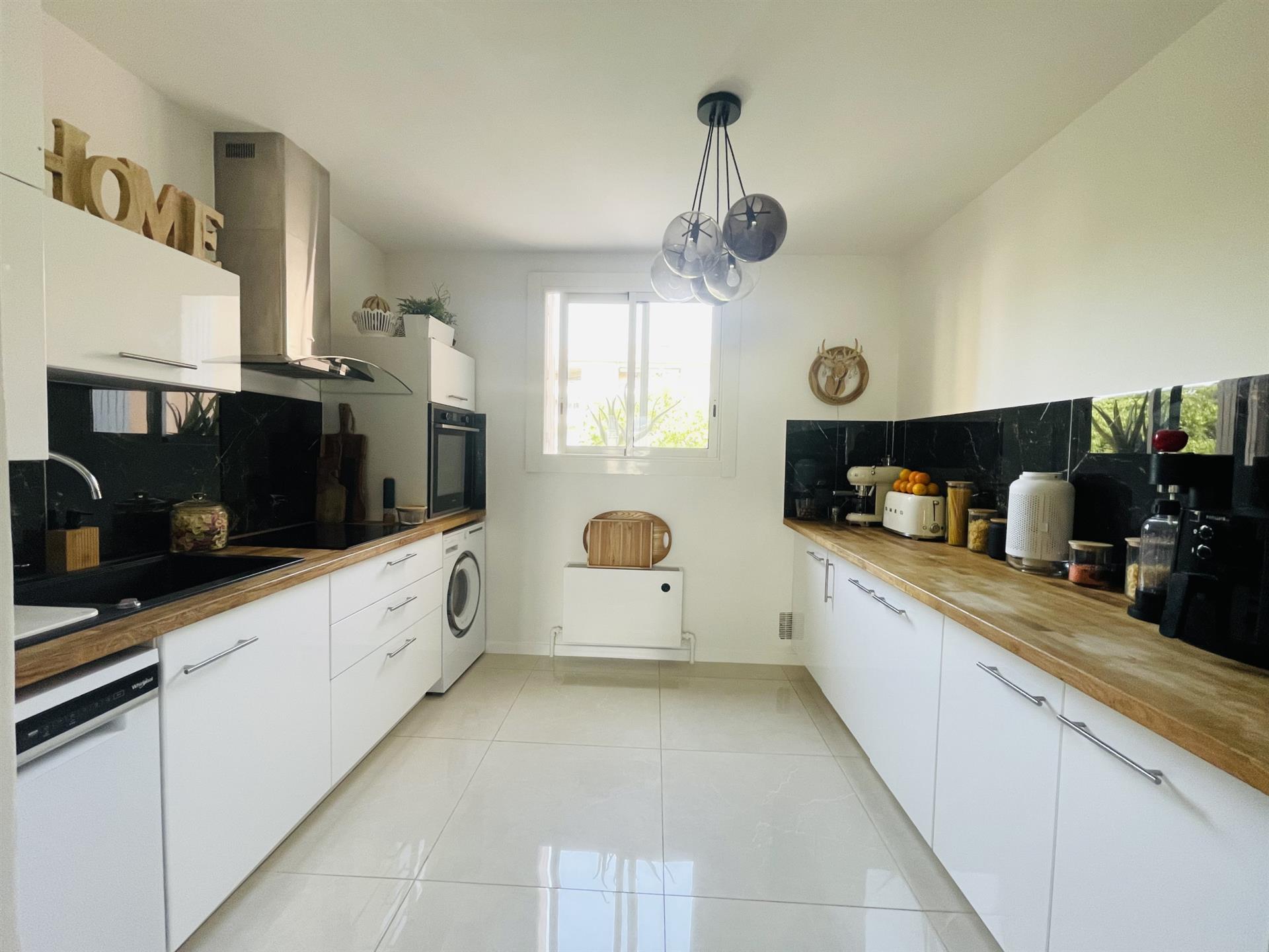 Sale beautiful renovated 3-room apartment in the city center on foot