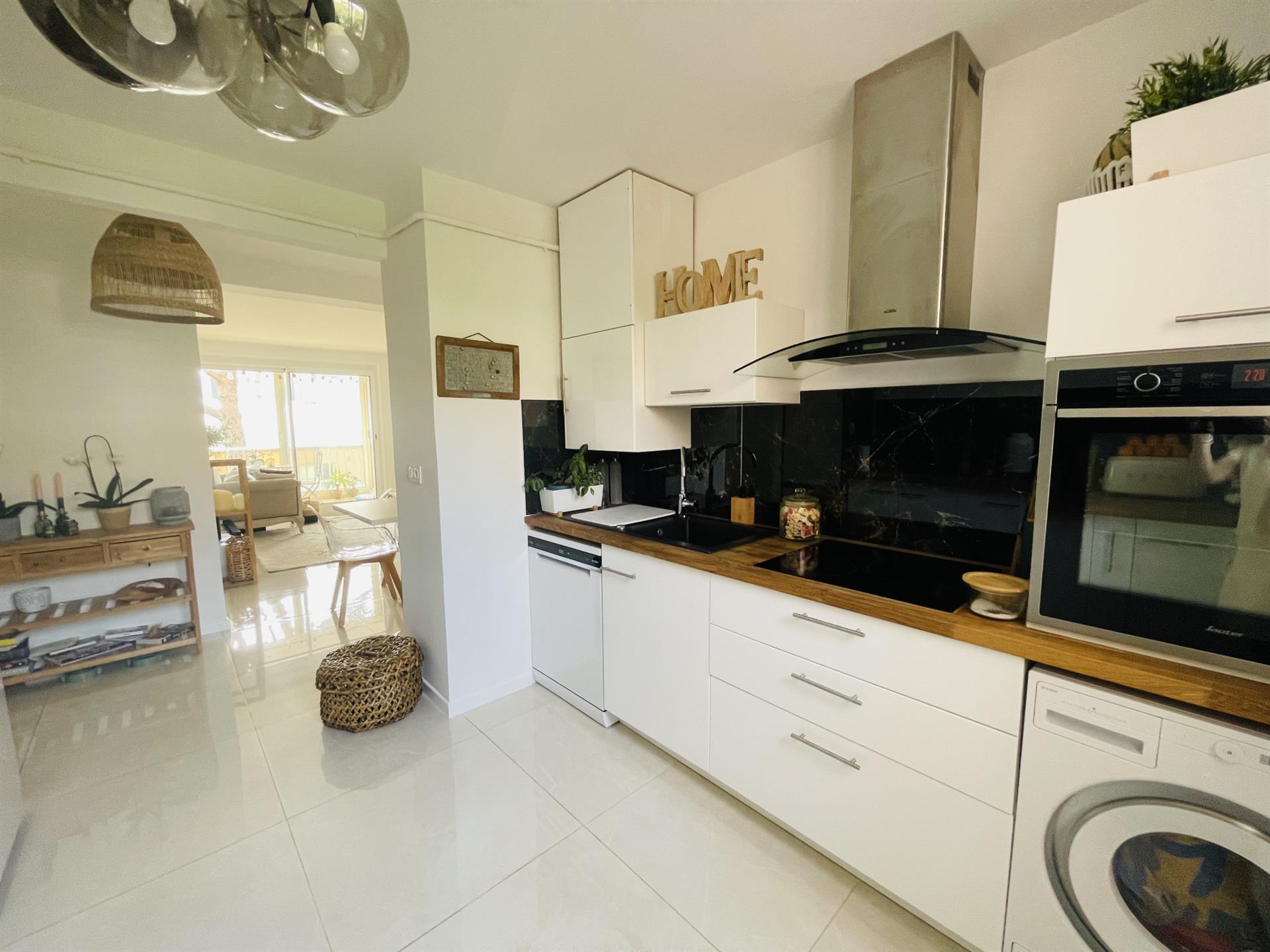 Sale beautiful renovated 3-room apartment in the city center on foot