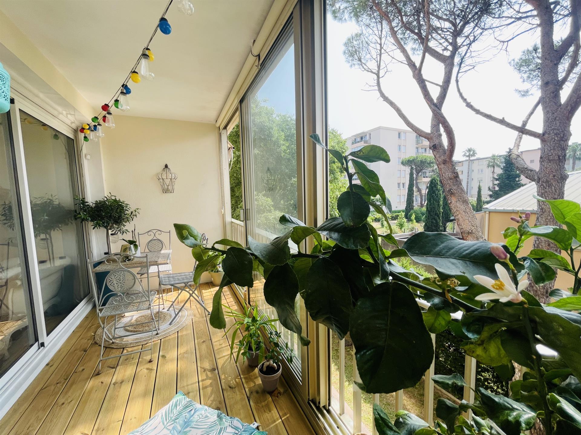 Sale beautiful renovated 3-room apartment in the city center on foot