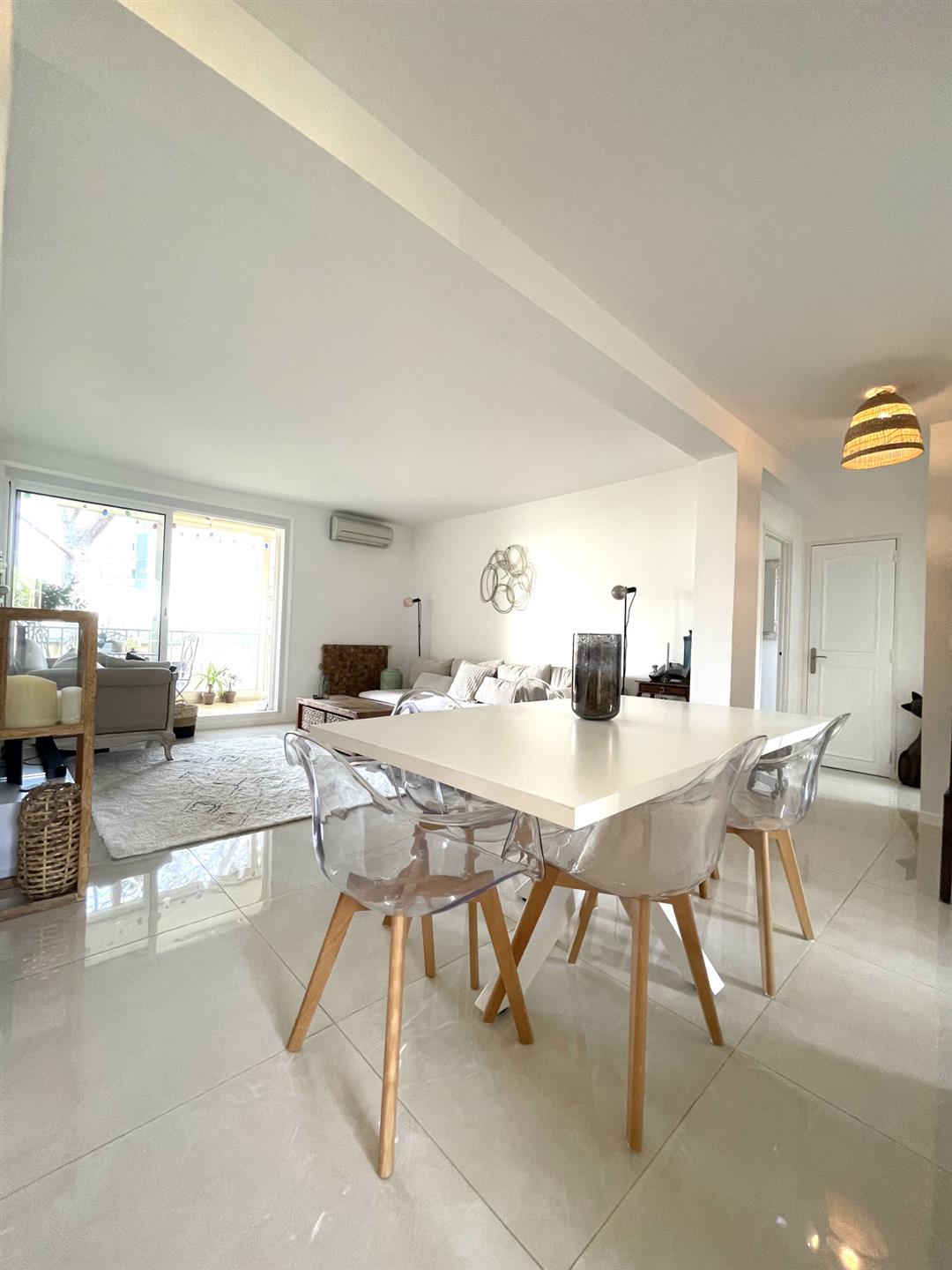 Sale beautiful renovated 3-room apartment in the city center on foot