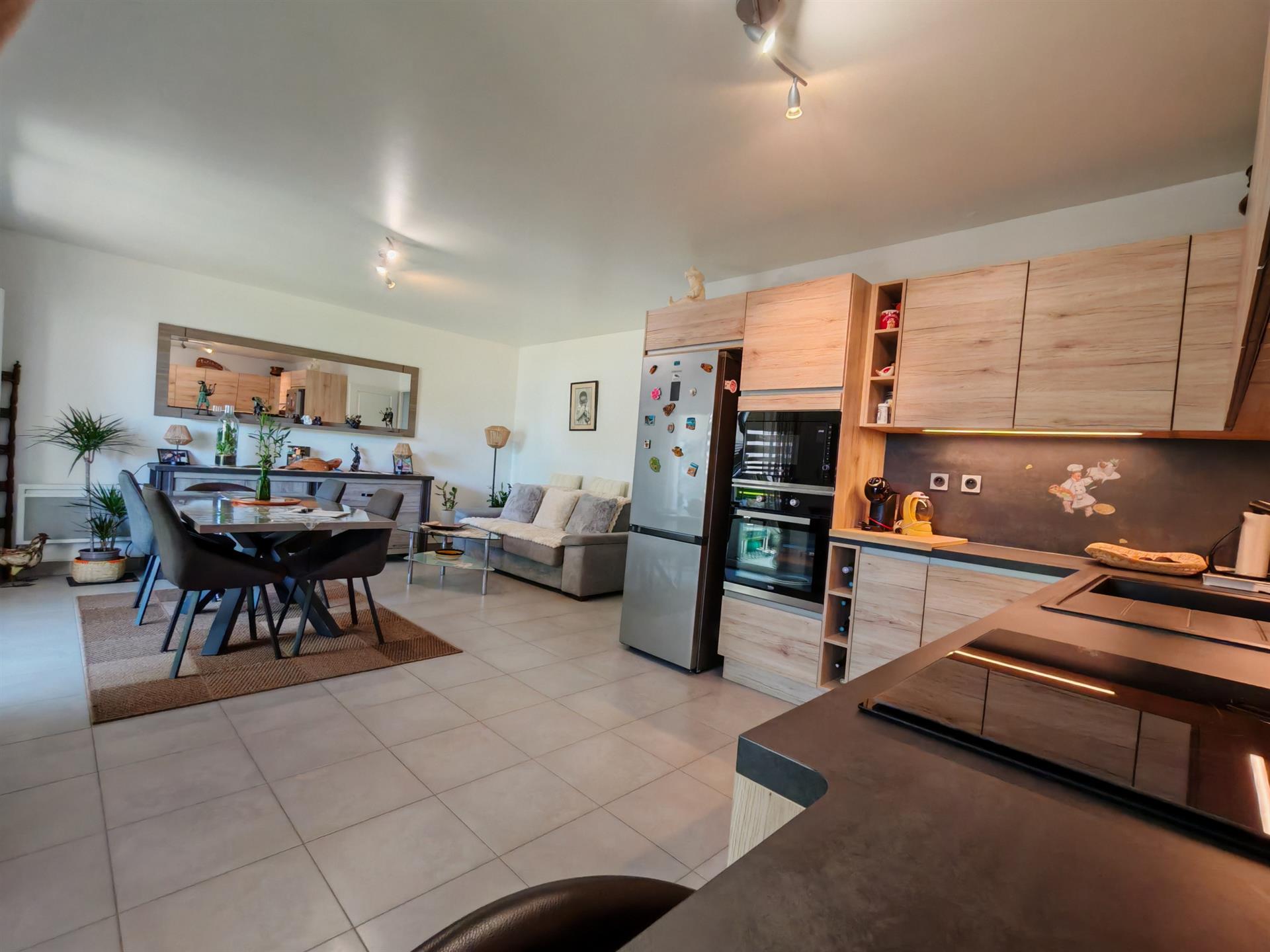 Purchase: Apartment (83700)