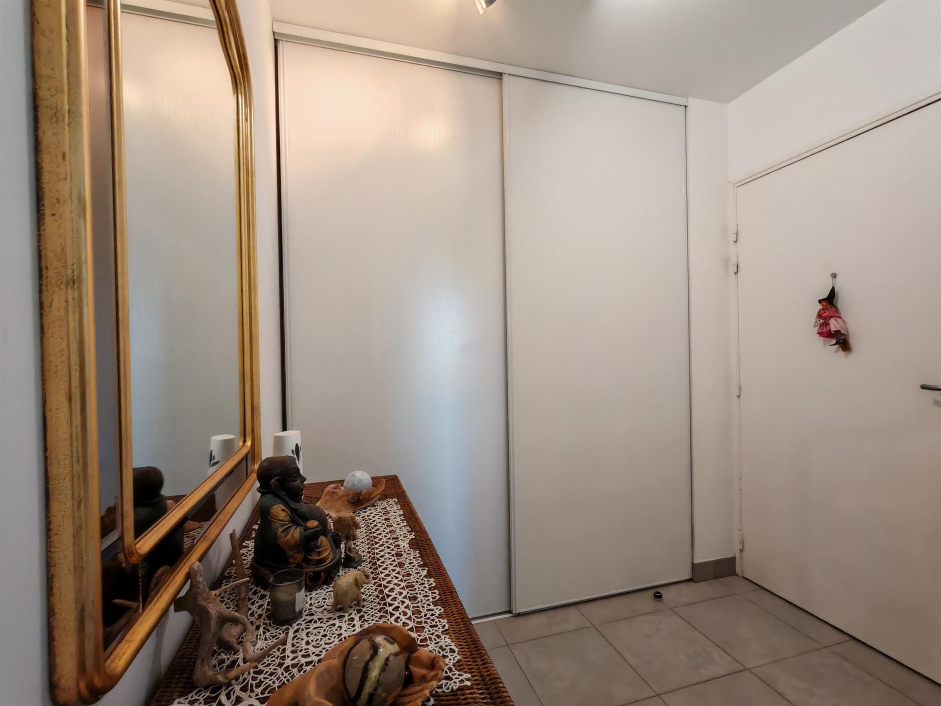 Purchase: Apartment (83700)