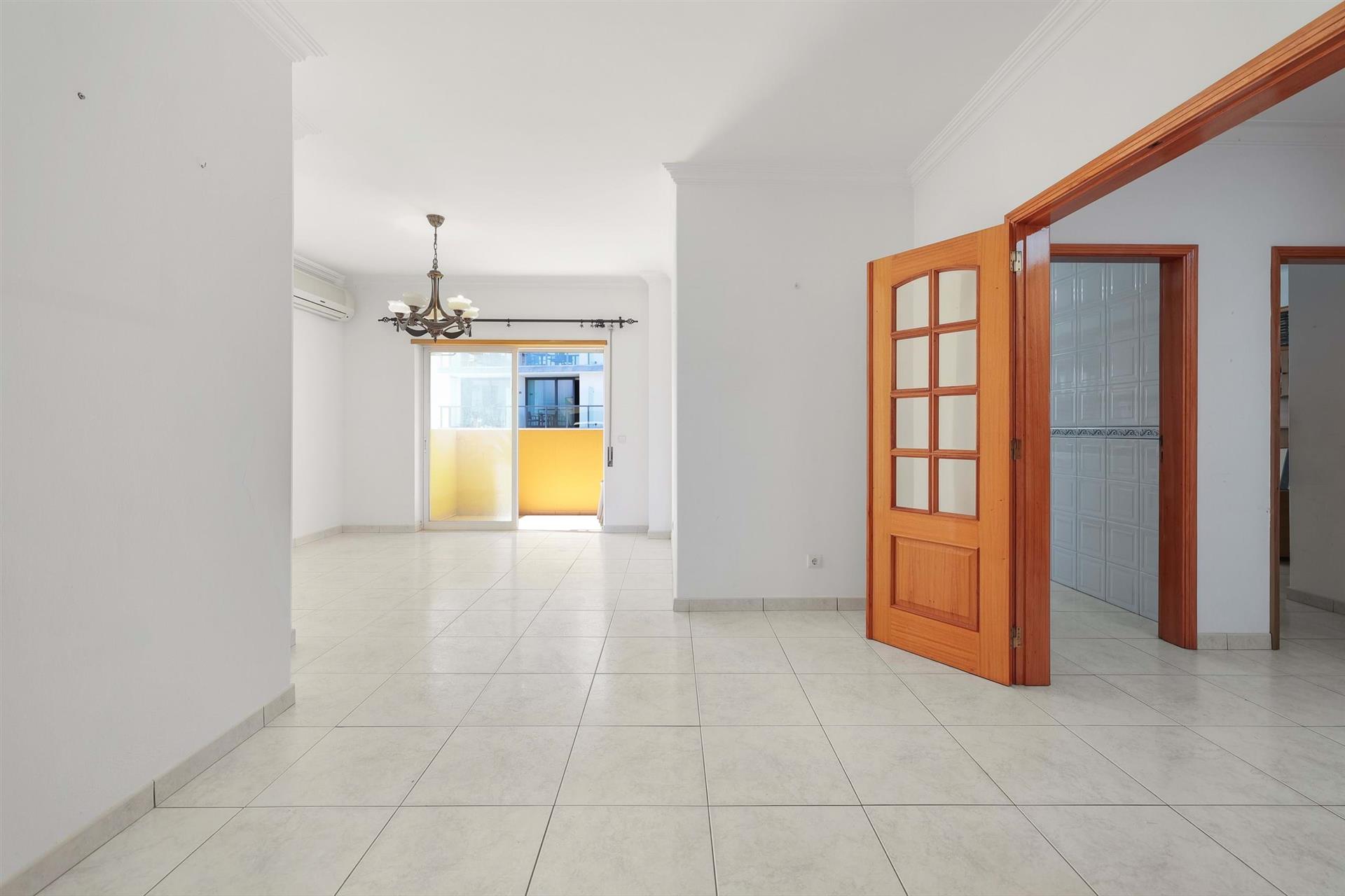 Apartamento de 2 habitaciones con garaje doble a pocos pasos de Praia da Rocha