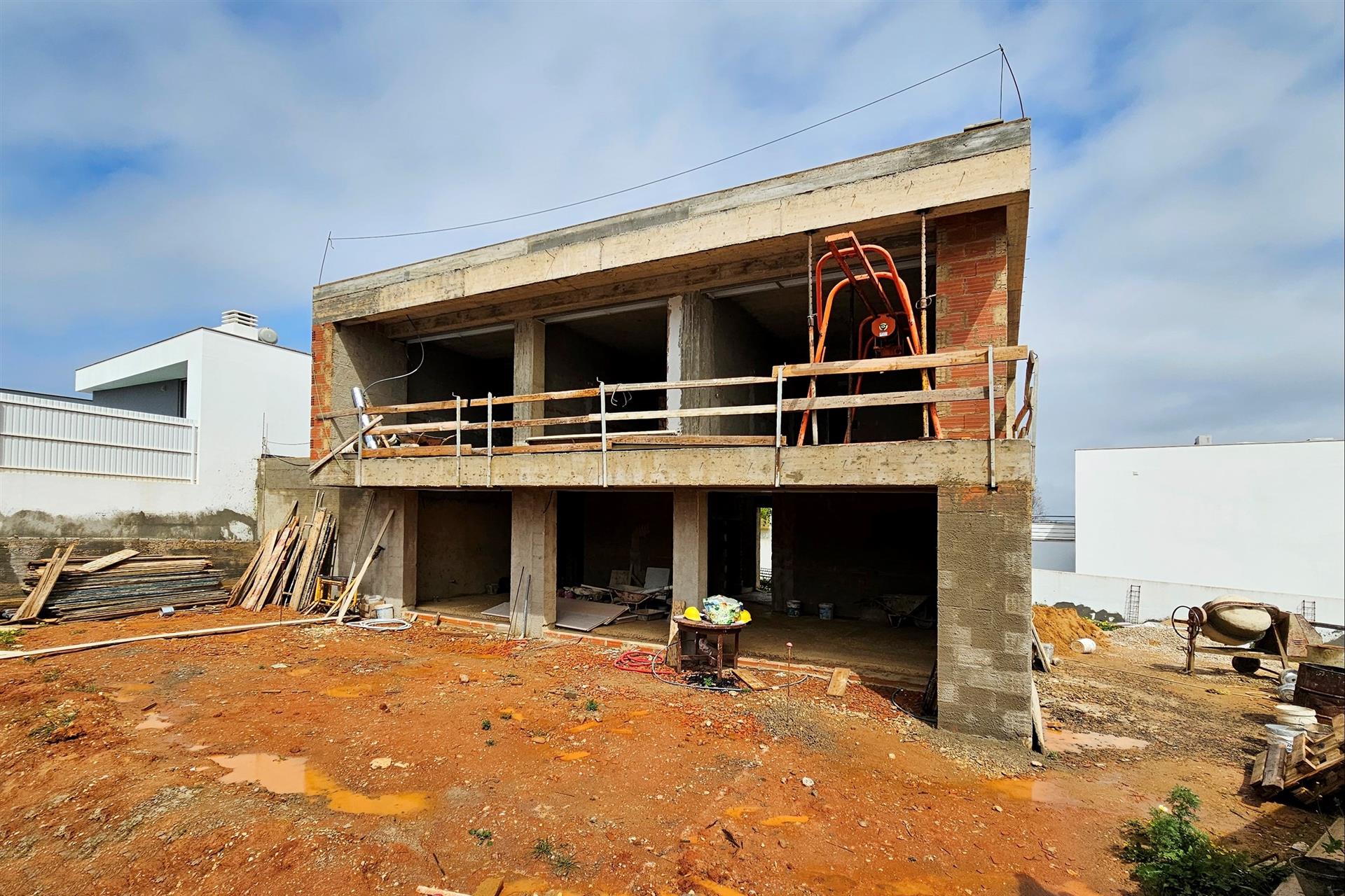 Villa under construction T3+1 with swimming pool for sale in Bela Vista, Lagoa