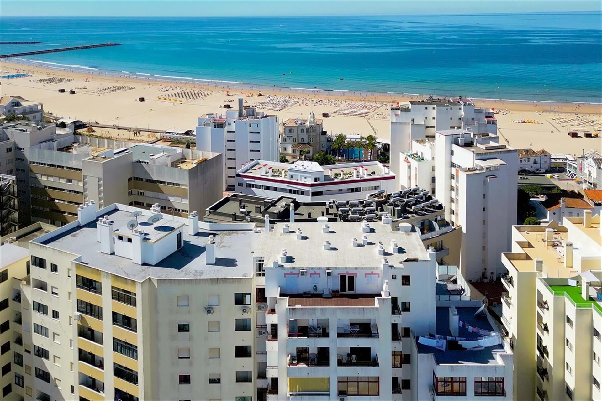 Apartamento de 3 habitaciones con garaje junto a Praia da Rocha