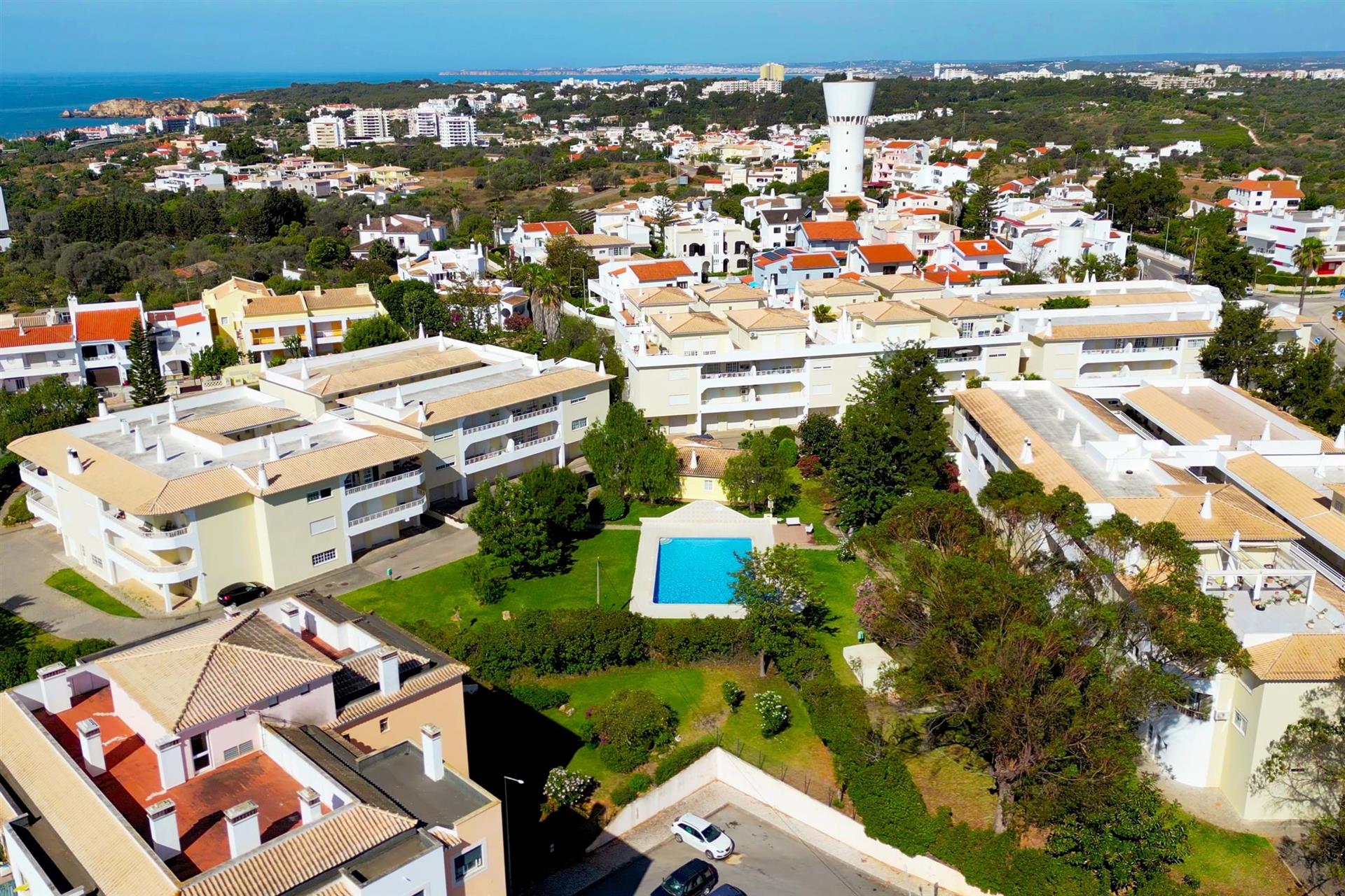 Apartamento dúplex T4 con piscina y garaje en venta en Portimão