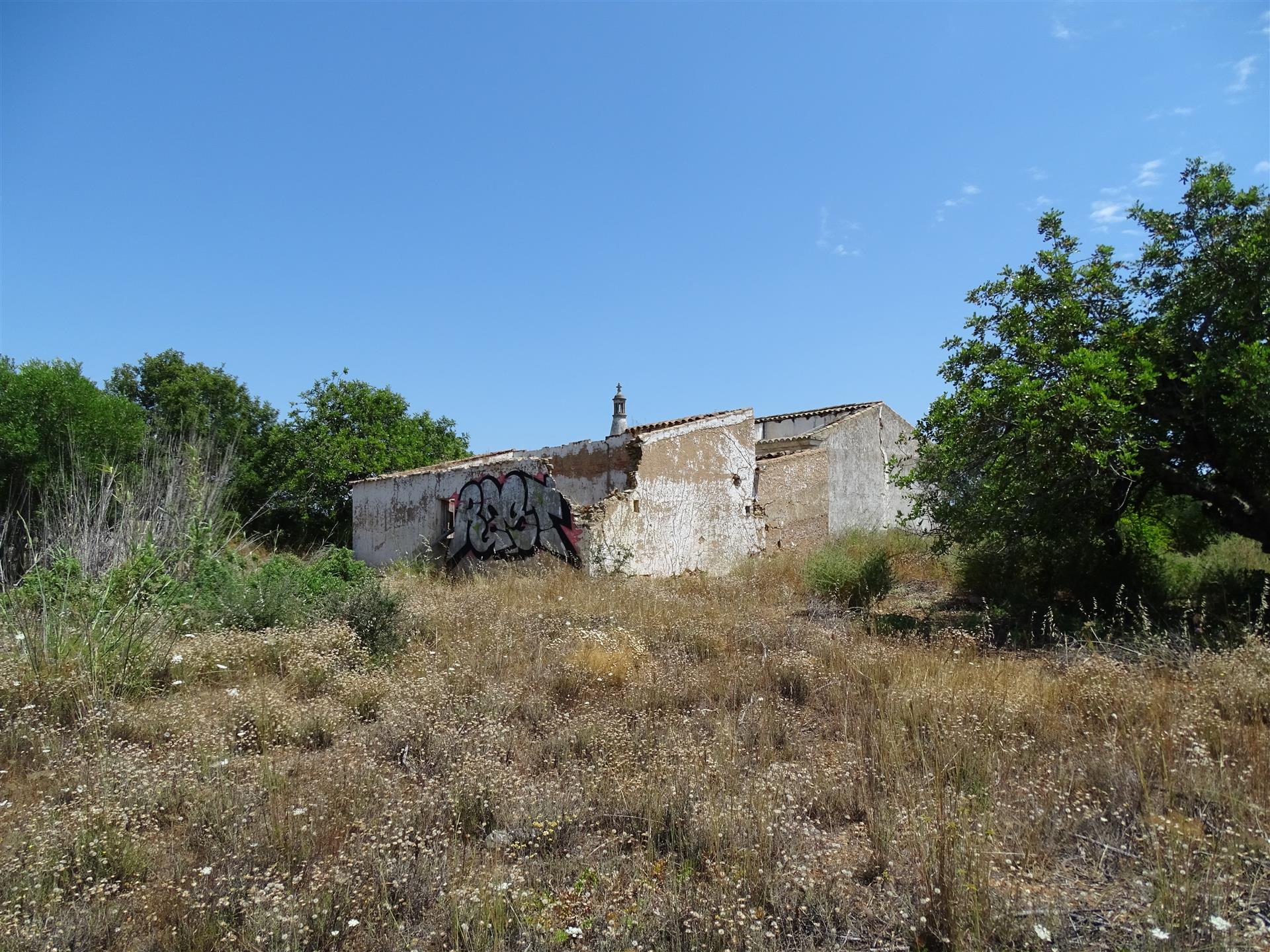 Terreno con una superficie de 68550 m2 y ruina, en venta en Almancil, Loulé