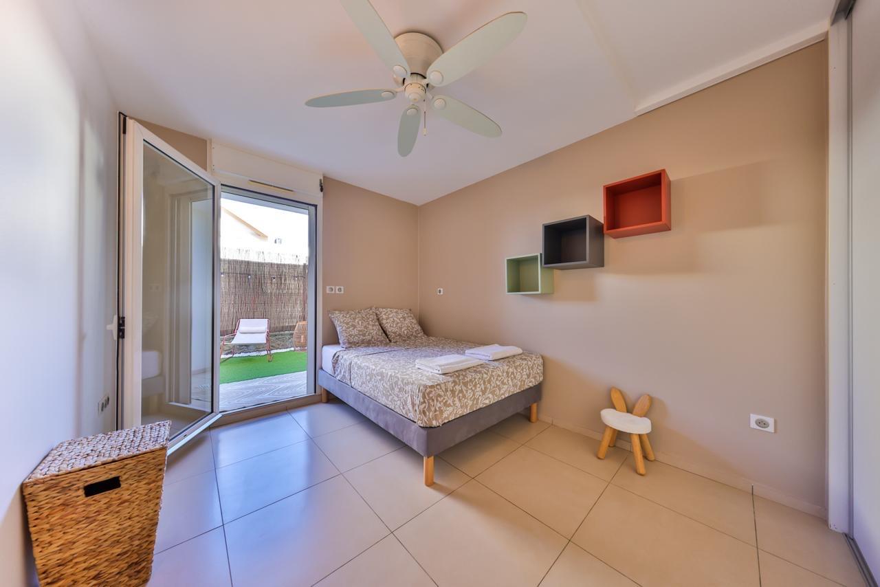 Sällsynt - till salu – Bahia Beach | High-end F3 duplex med trädgård, terrasser och premiummöbler i