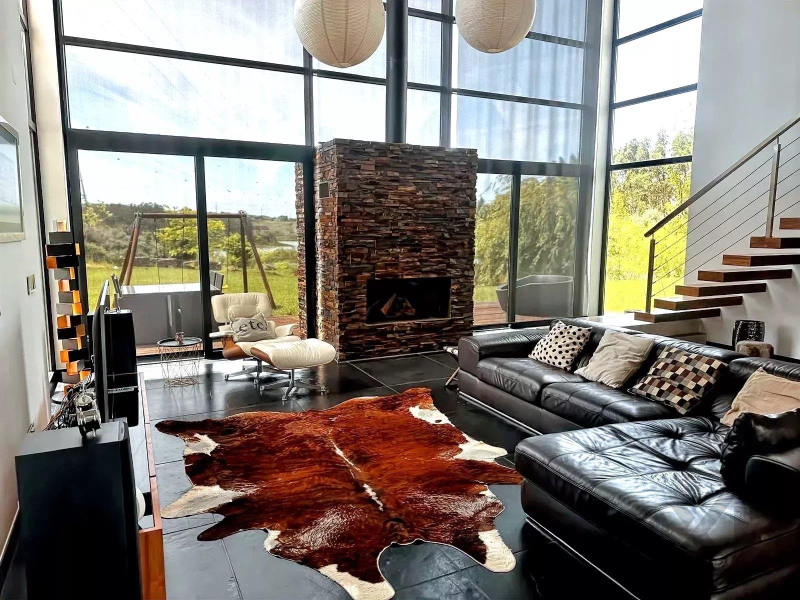 Stunning Lakeside Villa Near the Sea