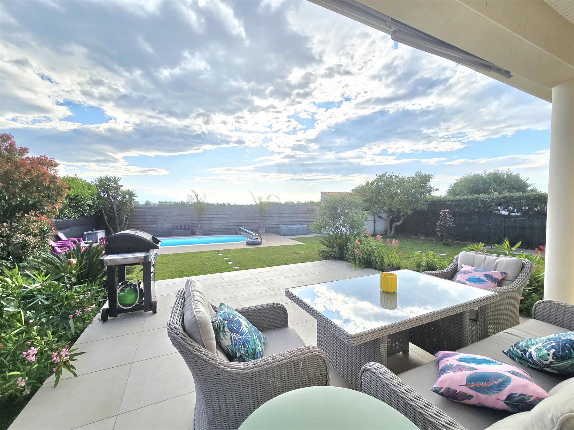 Theza You’re sure to fall in love with this 7-room villa with garden, swimming pool and garage!