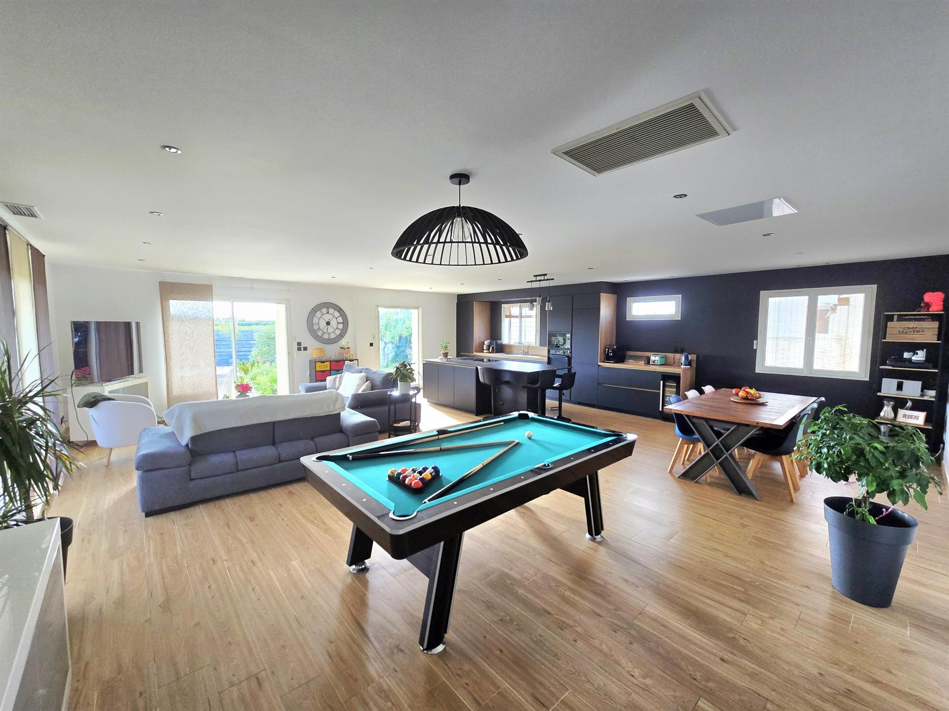 Theza You’re sure to fall in love with this 7-room villa with garden, swimming pool and garage!