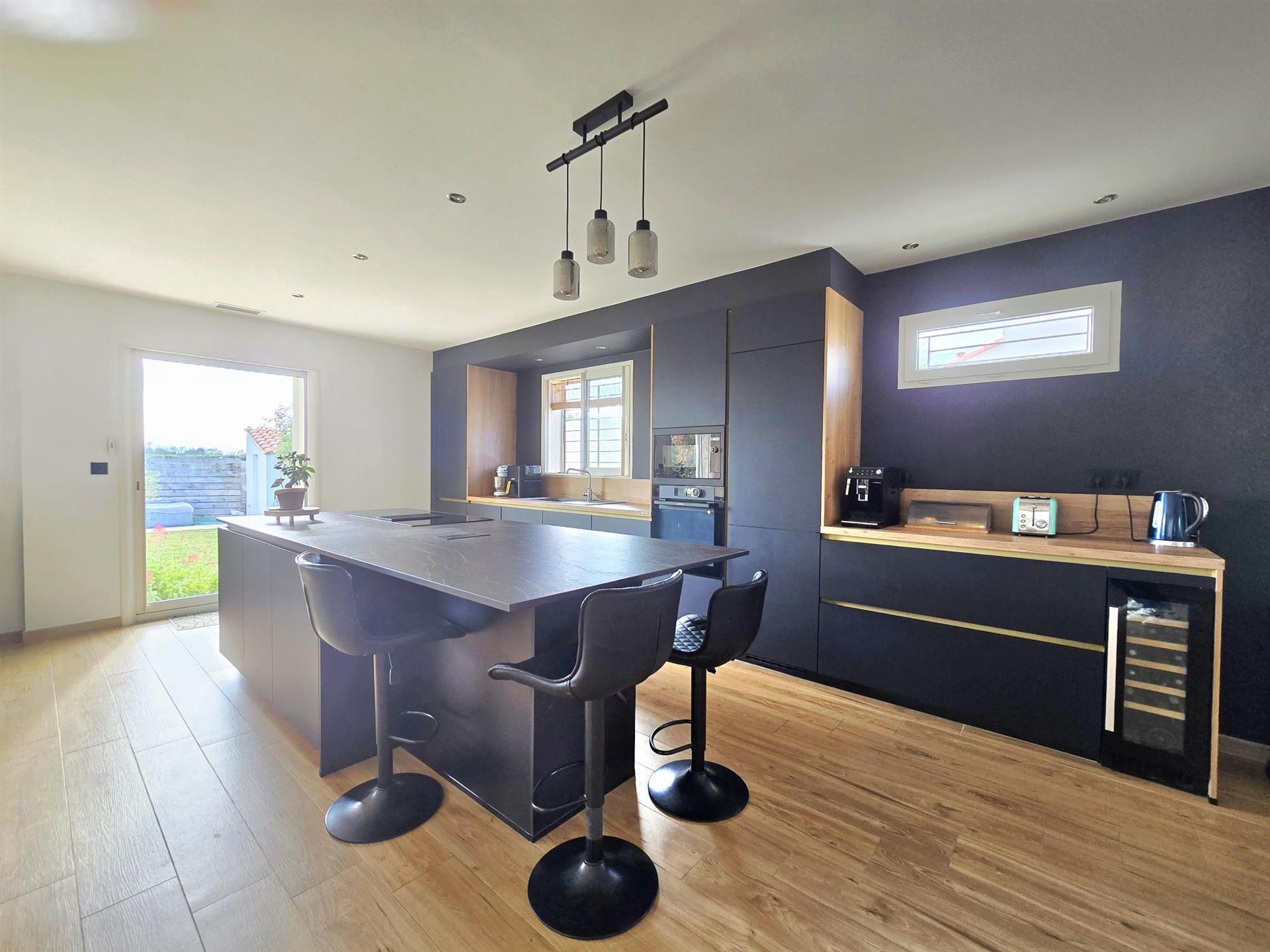 Theza You’re sure to fall in love with this 7-room villa with garden, swimming pool and garage!