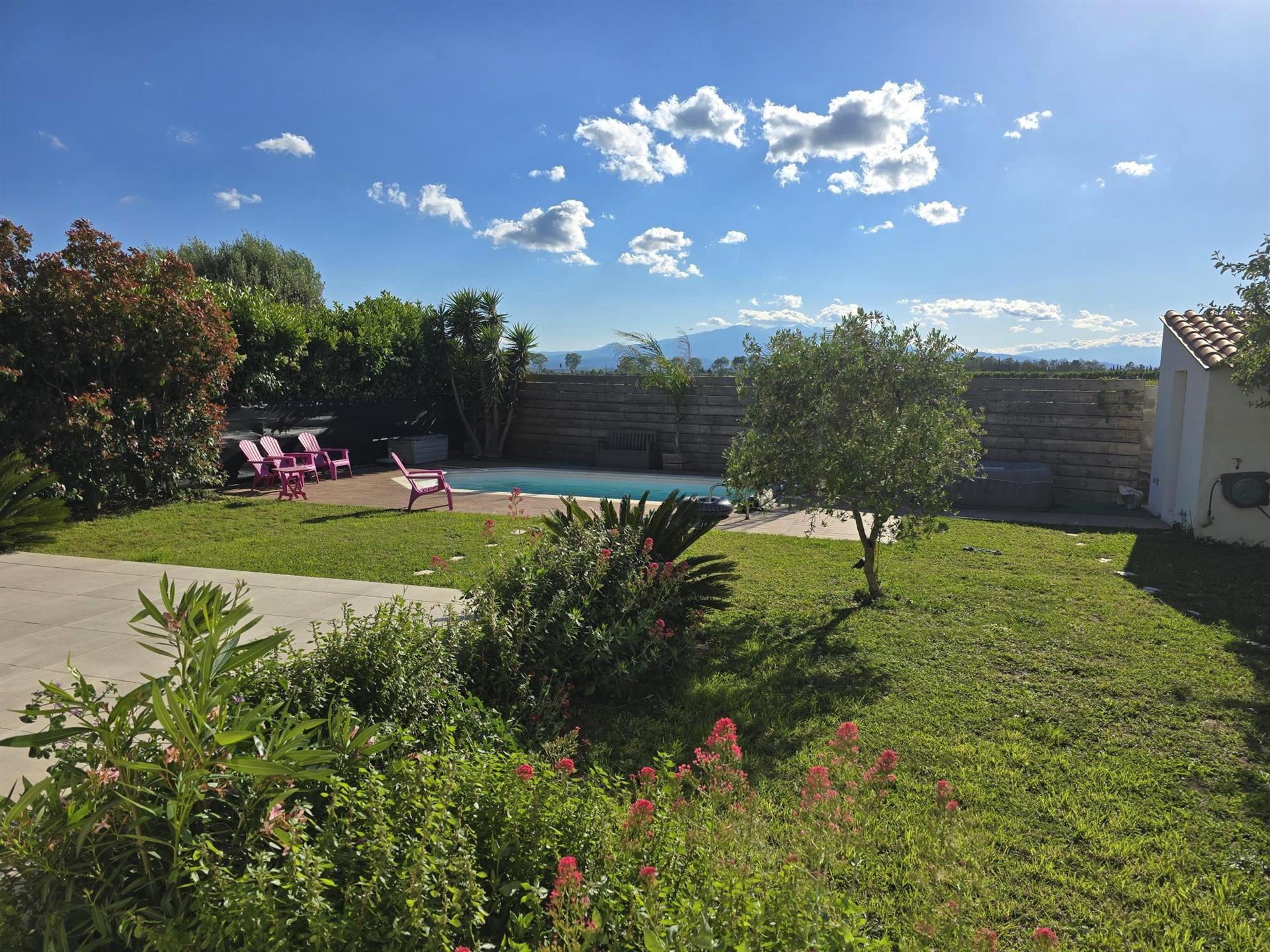 Theza You’re sure to fall in love with this 7-room villa with garden, swimming pool and garage!