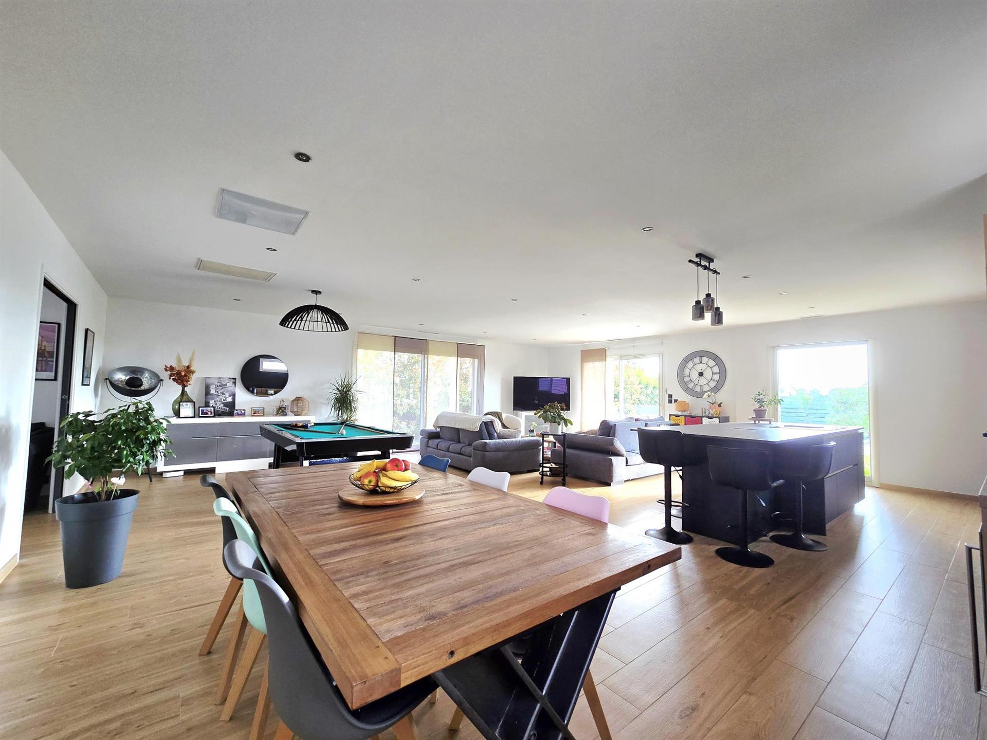 Theza You’re sure to fall in love with this 7-room villa with garden, swimming pool and garage!