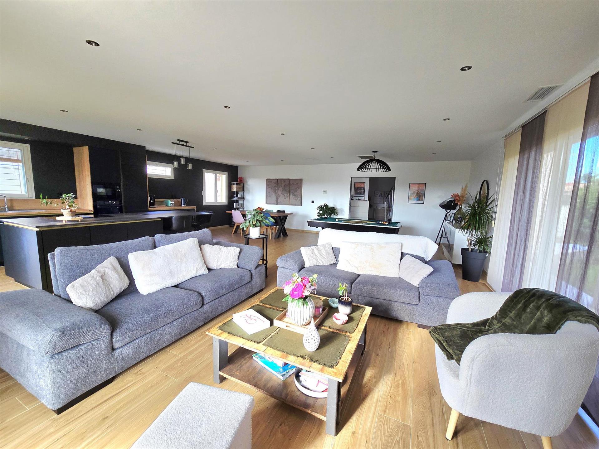 Theza You’re sure to fall in love with this 7-room villa with garden, swimming pool and garage!