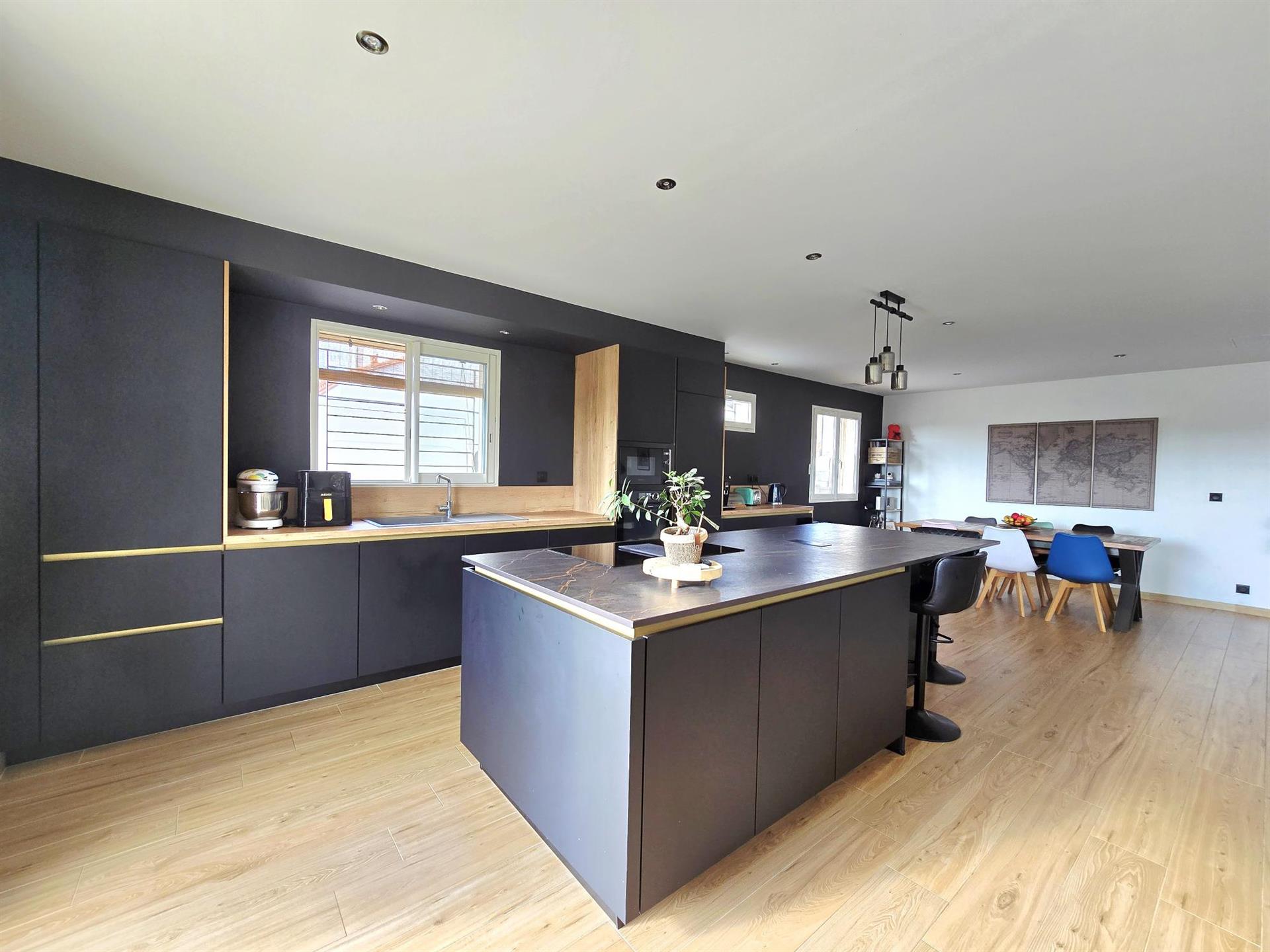 Theza You’re sure to fall in love with this 7-room villa with garden, swimming pool and garage!