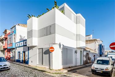 " Casa 33 "  Design moderne, façade distinctive et une terrasse splendide !