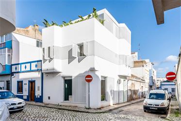 "House 33" modern design, markante gevel en een charmant terras 