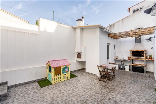 Fully refurbished 3-bedroom house with large outdoor space and terrace