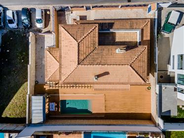 Moradia T4 + 3 com piscina coberta, garagem e espaço exterior em zona nobre de Portimão