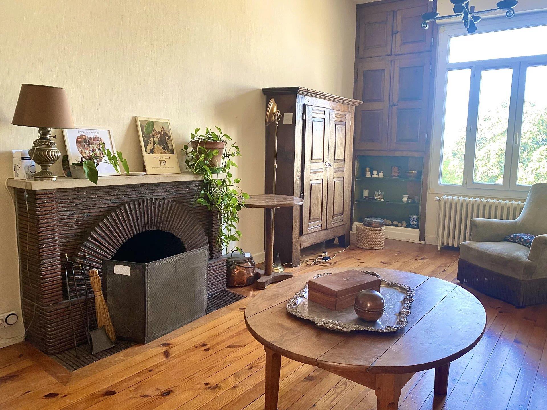 Rare large apartment with views of La Rochelle's Old Port !