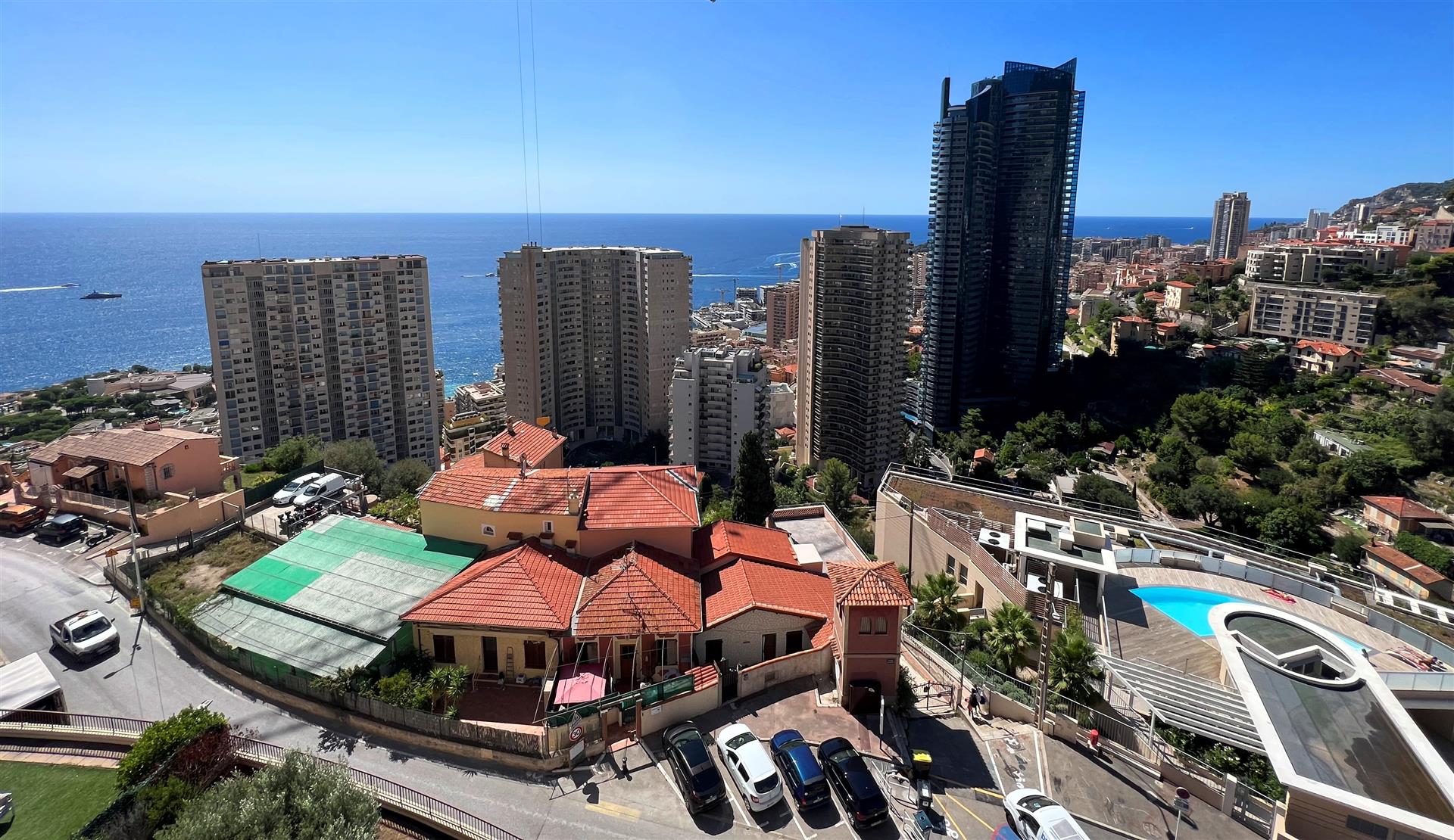 In de buurt van Monaco, uitzicht op zee en terras 
