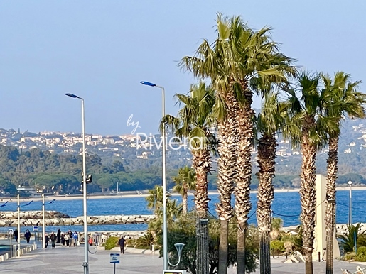 2 bedrooms apartment next to the shops, the port and the beach !