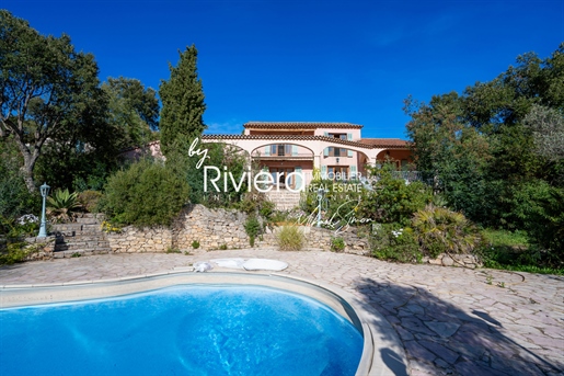 Sea view, swimming pool, 6 bedrooms, walking distance to the beach and to the village !
