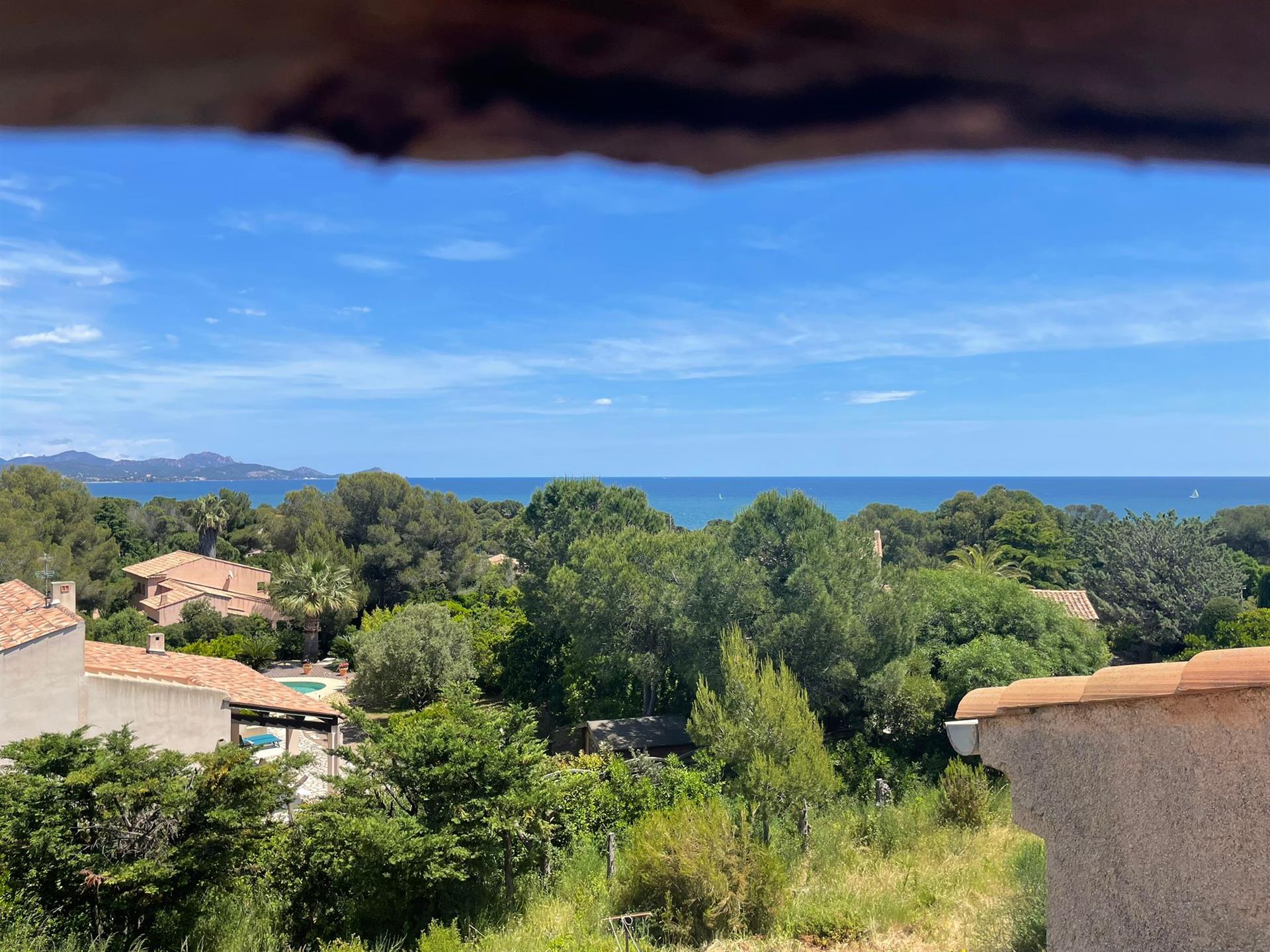 Plot 1700 + house to renovate, 300 m walk from the beach
