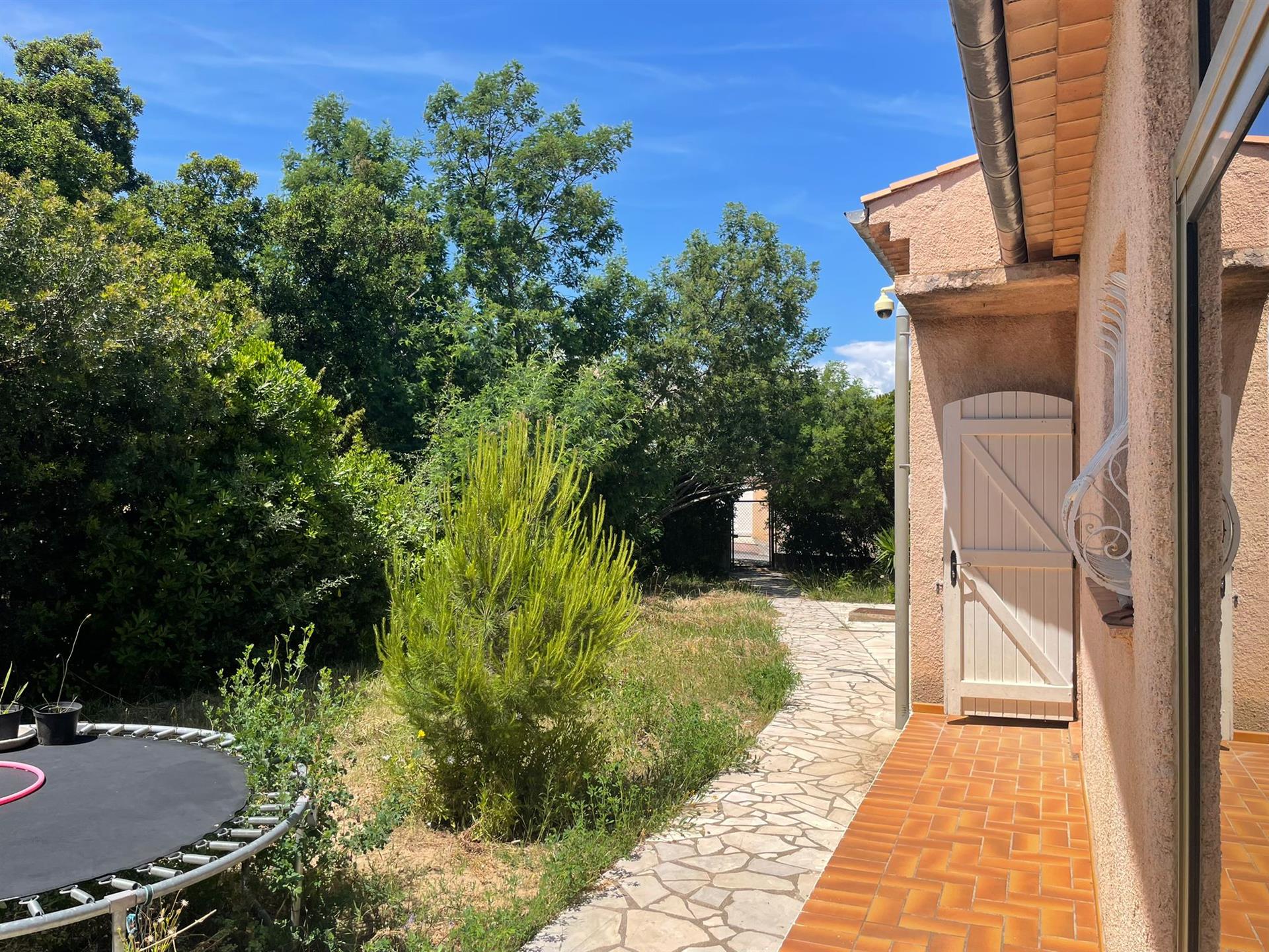Plot 1700 + house to renovate, 300 m walk from the beach